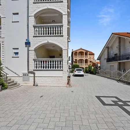 2 Bedroom Awesome In Apartment Vodice