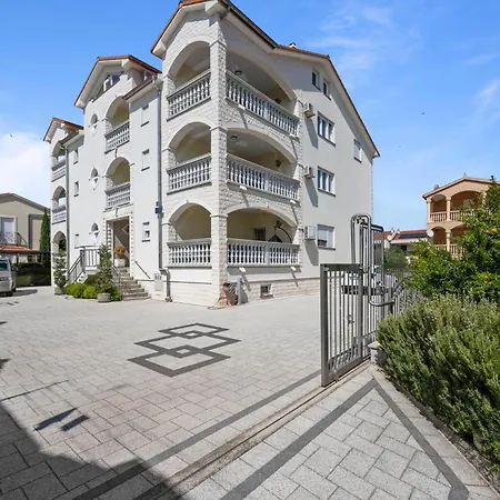 Apartment 2 Bedroom Awesome In